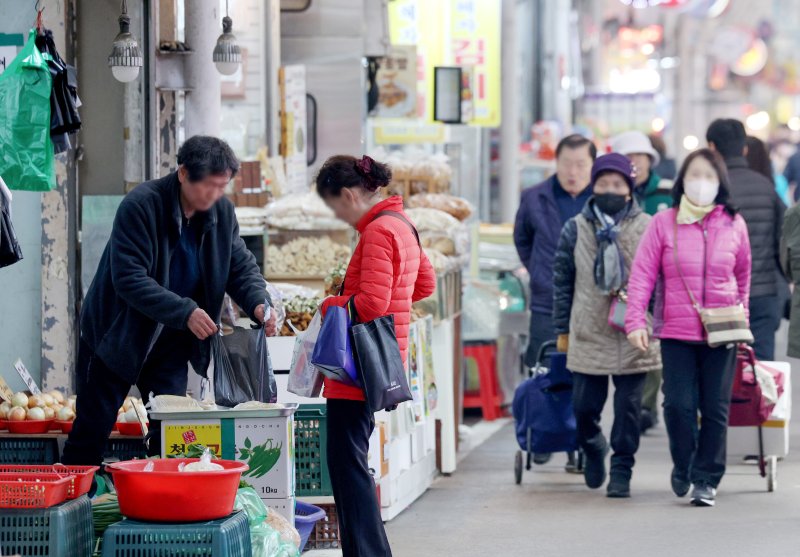 [서울=뉴시스] 김진아 기자 = 지난해 11월 25일 서울 시내의 한 전통시장에서 한 시민이 채소를 구매하고 있다. (사진은 기사와 직접 관련이 없습니다.) 2026.01.01. bluesoda@newsis.com