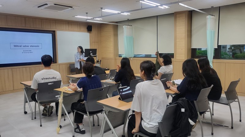 [서울=뉴시스] 사진은 대전보건대학교 임상병리학과 강의 모습. (사진=전문대교협 제공)