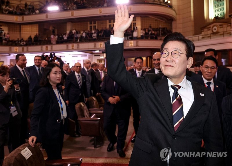 카이로대 학생들에게 인사하는 이재명 대통령 (출처=연합뉴스)