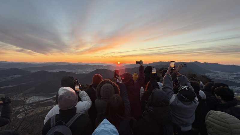 1일 오전 경남 창원시 의창구 동읍 정병산 정상에서 시민들이 일출을 바라보며 새해 소망을 기원하고 있다.2026.1.1/뉴스1 강정태 기자
