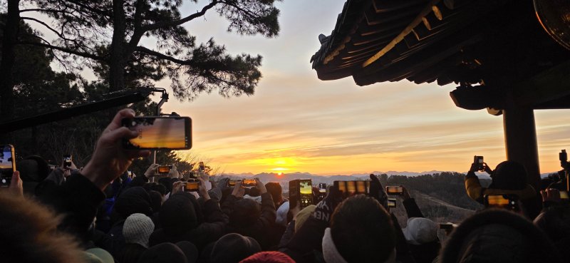 1일 진주시 비봉산 대봉정 일원에 모인 지역민들이 새해 첫 일출을 감상하고 있다. 2026.1.1/뉴스1 한송학기자