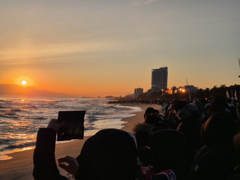 2026년 병오년(丙午年) 새해 첫날인 1일 강원 강릉시 경포해변에서 해가 수평선 위로 떠오르자 시민과 관광객들이 스마트폰으로 장관을 담고 있다. 2026.1.1/뉴스1 윤왕근 기자