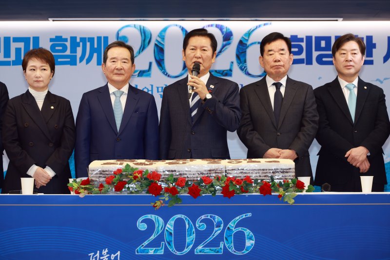 [서울=뉴시스] 고승민 기자 = 정청래 더불어민주당 대표가 1일 서울 여의도 당사에서 열린 신년인사회에서 인사말을 하고 있다. 2026.01.01. kkssmm99@newsis.com <저작권자ⓒ 공감언론 뉴시스통신사. 무단전재-재배포 금지.> /사진=뉴시스화상