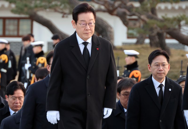 이재명 대통령이 새해 첫 날인 1일 서울 동작구 국립서울현충원에서 참배하기 위해 현충탑으로 향하고 있다. (청와대통신사진기자단) 2026.1.1/뉴스1 ⓒ News1 이재명 기자