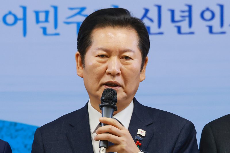 더불어민주당 정청래 대표가 새해 첫날인 1일 서울 여의도 중앙당사 당원존에서 열린 신년인사회에 참석해 발언하고 있다. 연합뉴스