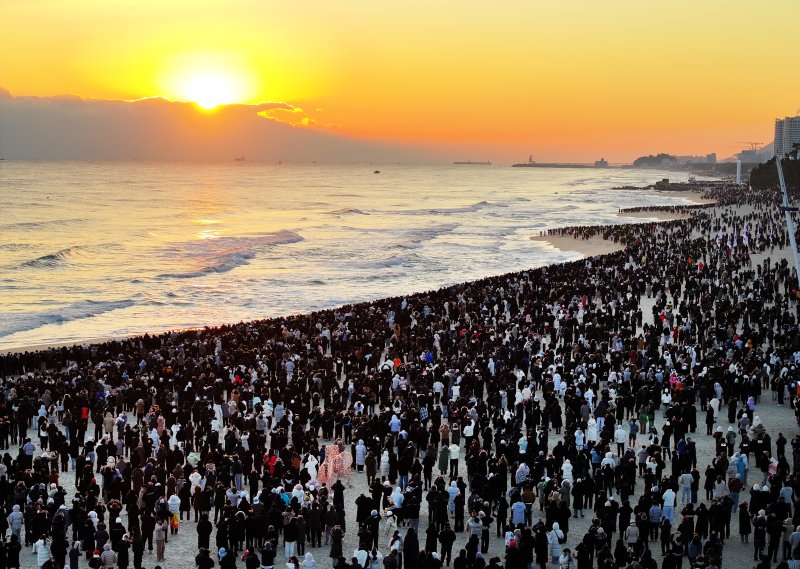 강릉 경포해변 새해맞이 인파. 연합뉴스