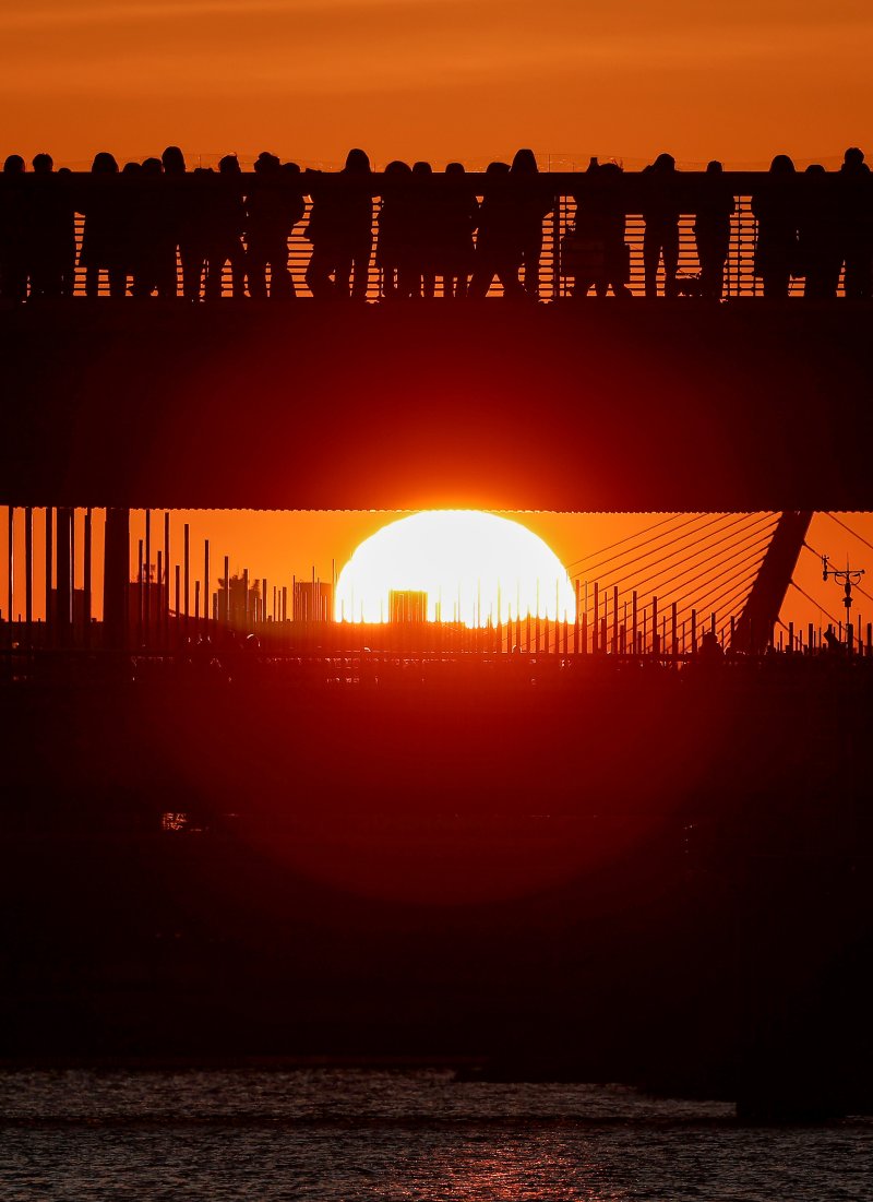 [대구=뉴시스] 이무열 기자 = 병오년(丙午年) 새해가 밝은 1일 오전 대구 동구 아양기찻길에서 시민들이 힘차게 떠오르는 새해 일출을 맞이하고 있다. 2026.01.01. lmy@newsis.com