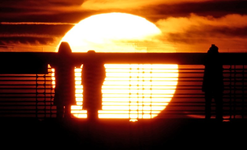 [대구=뉴시스] 이무열 기자 = 병오년(丙午年) 새해가 밝은 1일 오전 대구 동구 아양기찻길에서 시민들이 힘차게 떠오르는 새해 일출을 맞이하고 있다. 2026.01.01. lmy@newsis.com