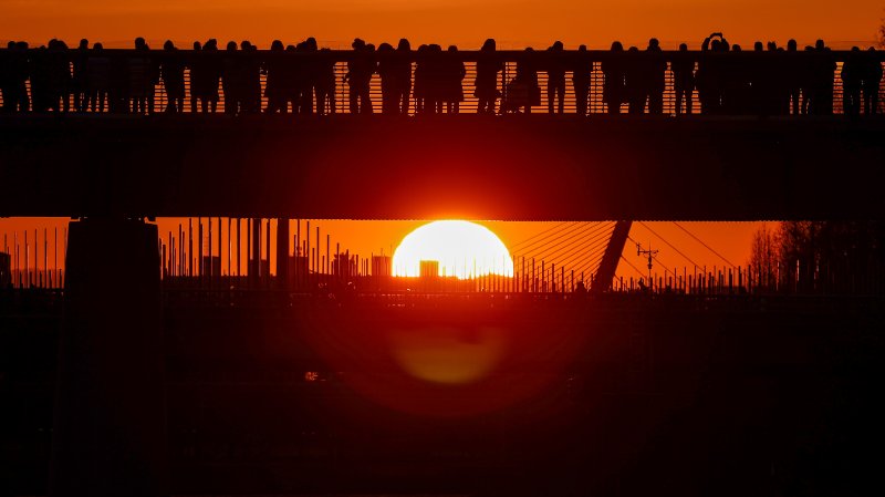 [대구=뉴시스] 이무열 기자 = 병오년(丙午年) 새해가 밝은 1일 오전 대구 동구 아양기찻길에서 시민들이 힘차게 떠오르는 새해 일출을 맞이하고 있다. 2026.01.01. lmy@newsis.com