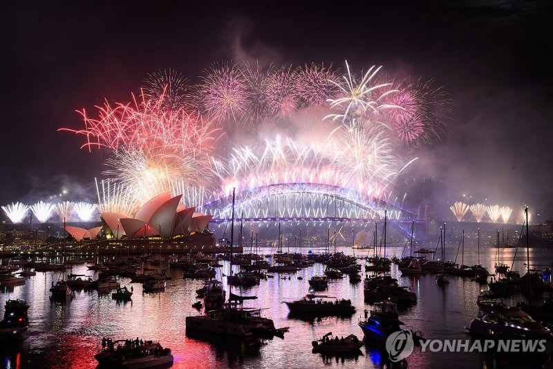 호주 시드니의 신년맞이 불꽃놀이 (출처=연합뉴스)