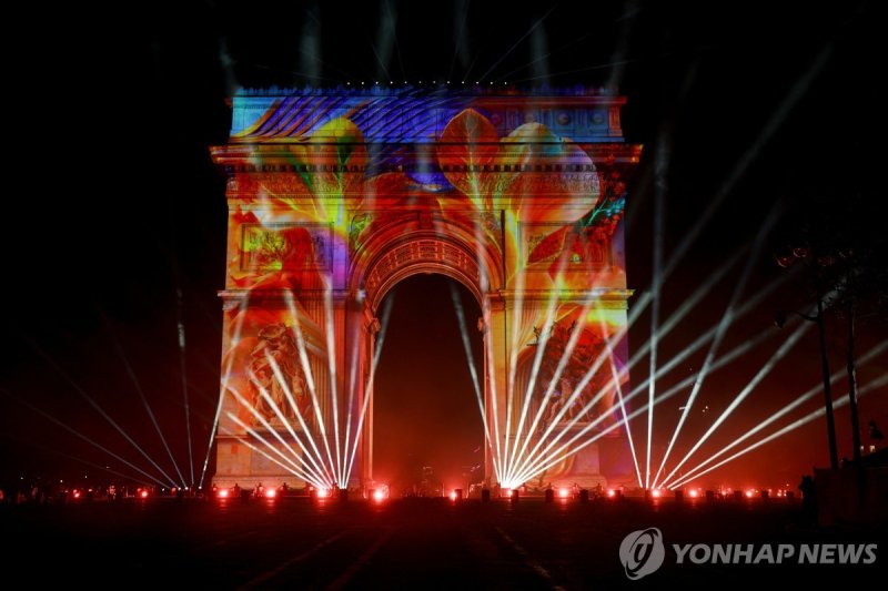 파리 샹젤리제 거리 개선문의 신년 축하 조명 (출처=연합뉴스)