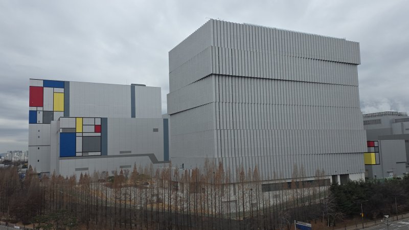 [화성=뉴시스]이인준 기자=지난 23일 바라본 삼성전자 화성캠퍼스 고성능컴퓨팅(HPC)센터(사진 오른쪽). 건물 왼편으로 유틸동과 삼성전자의 첫 번째 EUV(극자외선) 노광공정 전용 라인인 'V1'이 보인다. ijoinon@newsis.com