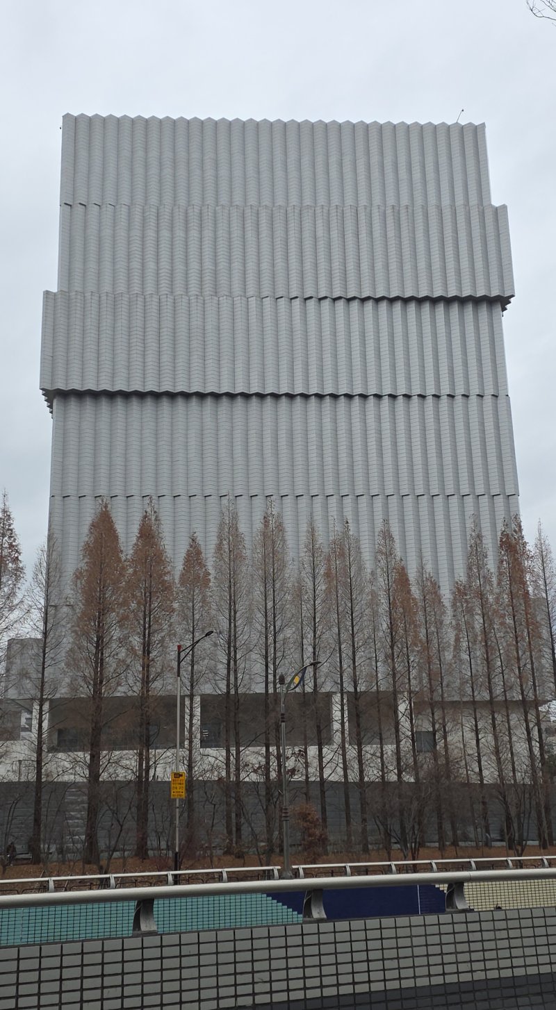 [화성=뉴시스]이인준 기자=지난 23일 찾아간 삼성전자 화성캠퍼스 고성능컴퓨팅(HPC)센터. 1조5000억원을 투입해 지난해 문을 연 이 시설은 지하 1층, 지상 11층 규모로, 총 9개의 서버룸에는 11만6000대의 서버가 빼곡하게 들어찼다. ijoinon@newsis.com