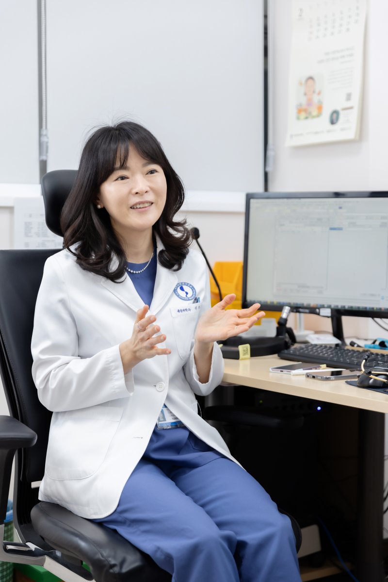 [수원=뉴시스] 이지숙 아주대병원 소아전문응급의료센터장이 1일 센터에서 뉴시스와 인터뷰를 하고 있다. 그는 "중증 소아환자를 24시간 흔들림 없이 치료하는 지역의 핵심 안전망 역할을 하겠다"고 밝혔다. (사진=아주대병원 제공) 2026.01.01. photo@newsis.com *재판매 및 DB 금지