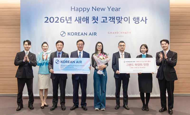 1일 새벽 인천국제공항에서 열린 ‘새해 첫 고객 맞이 행사’에서 송기원 인천여객서비스지점장, 고광호 여객사업본부장, 새해 첫 고객, 이동협 여객운송부 담당(왼쪽 세 번째부터) 등 관계자들이 포즈를 취하고 있다. 대한항공 제공