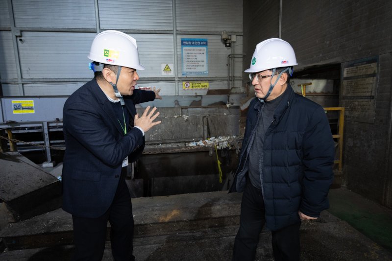 김성환 기후에너지환경부 장관이 29일 경기도 안산시 소재 생활폐기물 중계처리시설을 찾아 2026년 1월 1일 수도권 생활폐기물 직매립금지 시행 대비 처리계획을 점검하고 관련 시설을 살펴보고 있다. (기후에너지환경부 제공. 재판매 및 DB 금지) 2025.12.29/뉴스1