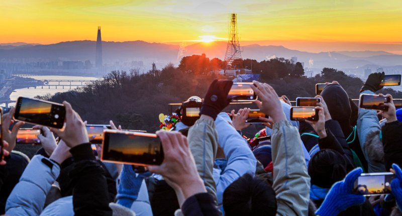병오년(丙午年) 새해 첫날인 1일 서울 남산에서 시민들이 일출을 바라보고 있다. ⓒ News1 이호윤 기자