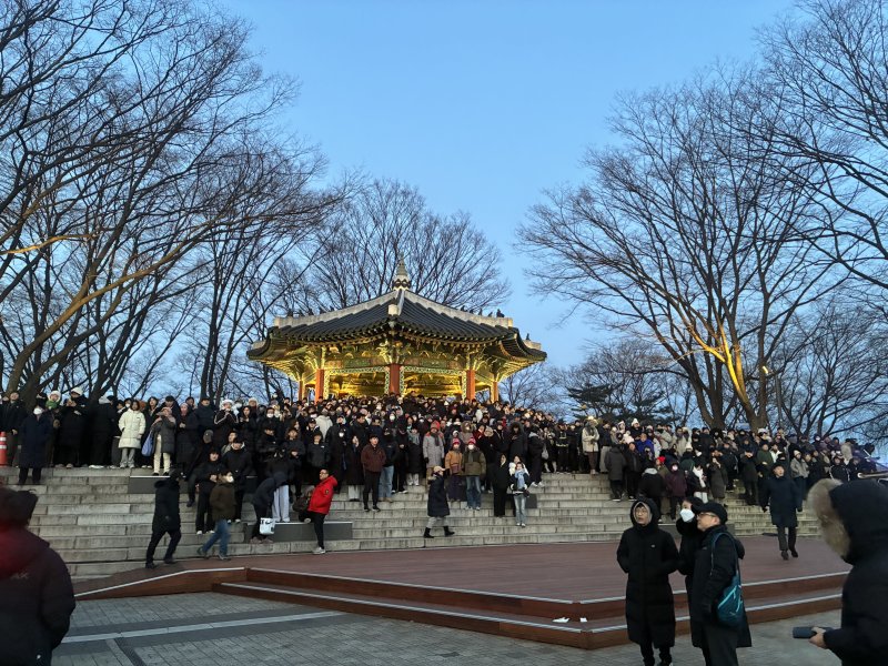 1일 오전 6시 30분 2026년 첫 해돋이를 보기 위해 서울 중구 남산 팔각정에 시민들이 모여있다. 2026.1.1./ⓒ 뉴스1 김기성 기자