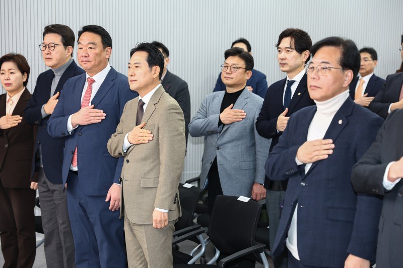 [서울=뉴시스] 김명년 기자 = 장동혁 국민의힘 대표가 31일 오전 서울 여의도 중앙당사에서 열린 사무처 당직자 종무식에서 정희용 사무총장과 대화하고 있다. 2025.12.31. kmn@newsis.com