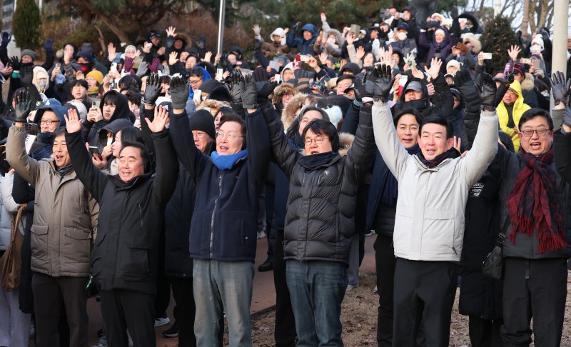 1일 대전 중구 뿌리공원에서 열린 2026년 병오년 해맞이 행사를 찾은 시민들이 새해 첫 일출을 바라보며 만세삼창을 하고 있다. .ⓒ News1 김기태 기자