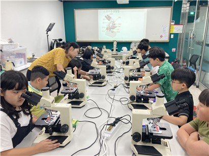 충북자연과학교육원 겨울방학 PLAY 과학교실에 참여한 학생들이 실험하고 있다. *재판매 및 DB 금지