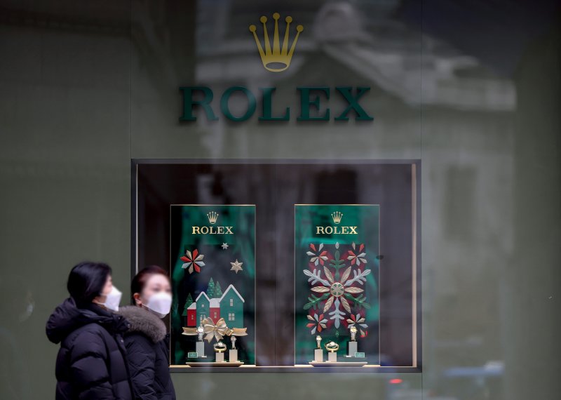 [서울=뉴시스] 김진아 기자 = 스위스 명품 시계 브랜드 롤렉스(Rolex)가 1일 국내 가격을 인상했다. 인상폭은 약 8%대다. 업계에 따르면 롤렉스는 데이트저스트(Ref.12634) 36㎜ 가격을 기존 1142만원에서 1239만원으로 8.5% 올렸다. 같은 모델의 41㎜ 사이즈는 1317만원에서 1424만원으로 8.1% 뛰었다. 서브마리너 스틸 논데이트(Ref. 124060) 41㎜는 기존 1169만원에서 1268만원으로 8.5% 인상했다. 사진은 2일 서울시내 한 백화점 롤렉스 매장. 2024.01.02. bluesoda@ne