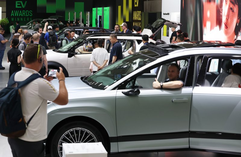 서울 강남구 코엑스에서 열린 'EV트렌드코리아 2025'에서 방문객들이 현대자동차 부스를 살펴보고 있다. (자료사진) 2025.6.3/뉴스1 ⓒ News1 오대일 기자