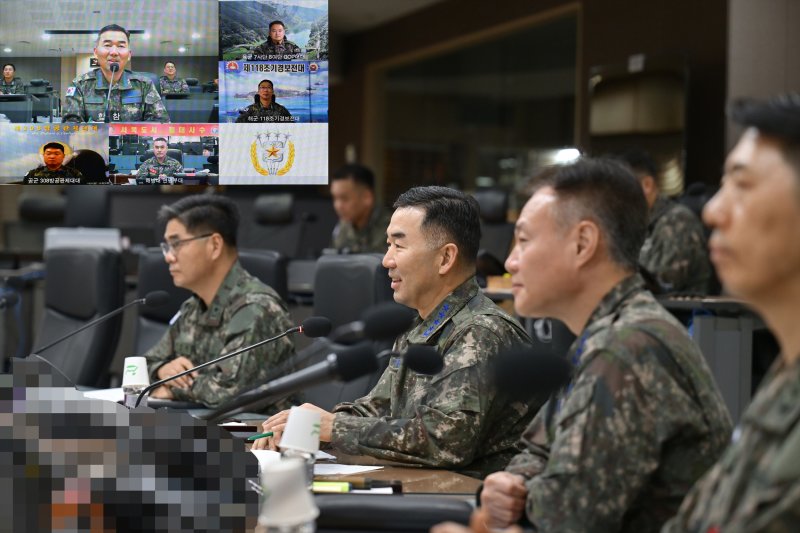 진영승 합참의장이 1일 새해를 맞아 첫 상황평가회의에서 격오지 작전부대 지휘관들과 화상통화를 하고 있다. 합동참모본부 제공