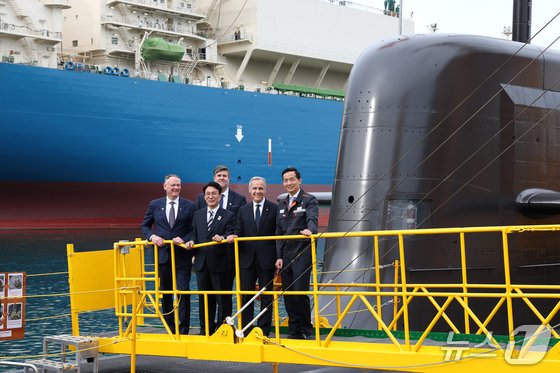 김민석 국무총리와 마크 카니 캐나다 총리, 김동관 한화그룹 부회장(앞줄 왼쪽 둘째부터)이 10월 30일 경남 거제 한화오션 거제사업장을 방문했다. (한화그룹 제공)