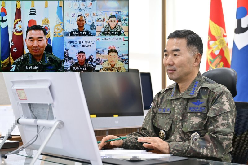 진영승 합참의장이 1일 새해를 맞아 첫 상황평가회의에서 화상통화로 해외파병 장병들을 격려하고 있다. 합동참모본부 제공