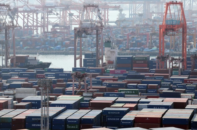 [부산=뉴시스] 하경민 기자 = 산업통상부와 관세청은 29일 오후 1시3분 기준으로 잠정 집계한 결과, 연간 누계 수출액이 7000억 달러를 달성했다고 밝혔다. 이는 전 세계에서 6번째 달성한 기록이다. 이날 오후 부산 남구 신선대(아래) 및 감만(위) 부두 야적장에 수출입 컨테이너가 쌓여 있다. 2025.12.29. yulnetphoto@newsis.com