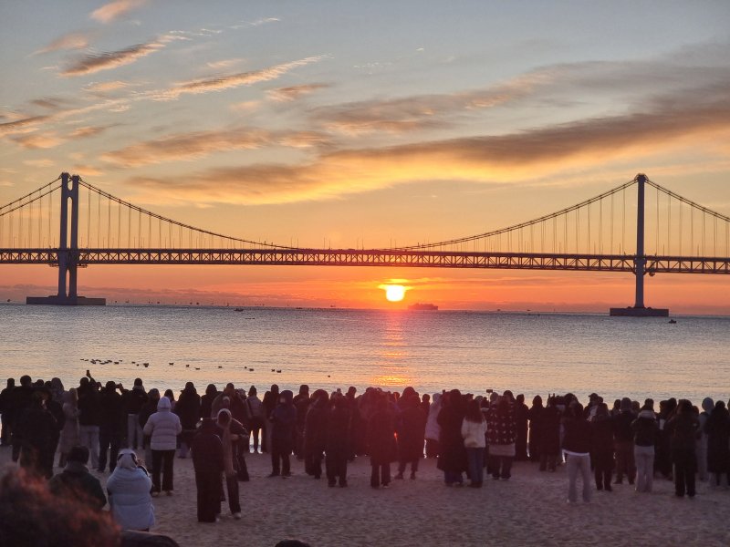 2026년 병오년의 시작인 1일 오전 부산 광안리해수욕장을 찾은 시민들이 떠오르는 첫 해를 보며 소원을 빌고 있다. 2026.1.1/뉴스1 ⓒ News1 임순택 기자