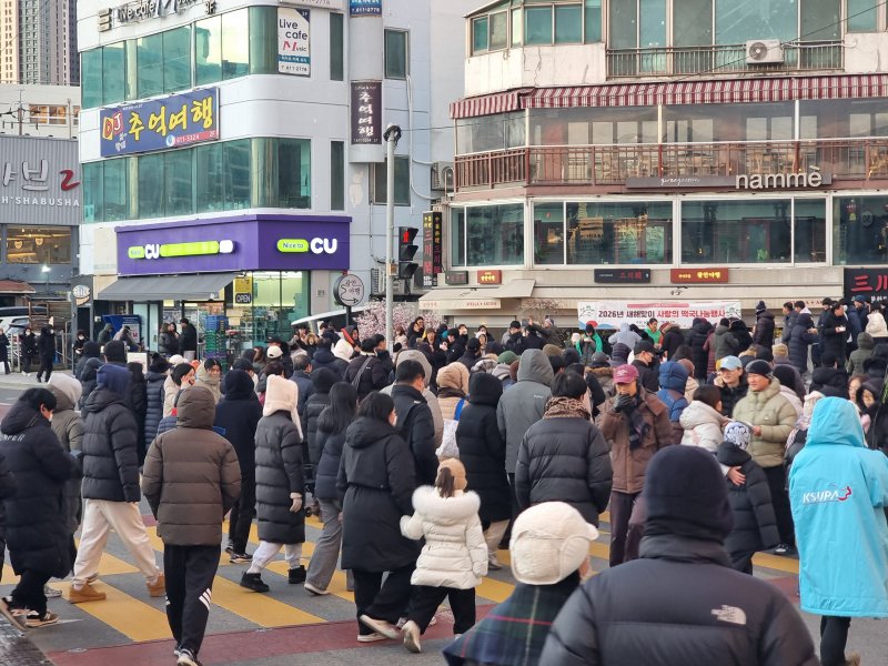 2026년 병오년의 시작인 1일 오전 부산 광안리해수욕장을 찾은 시민들이 새해 해맞이을 보고 집으로 귀가 하고 있다. 2026.1.1/뉴스1 ⓒ News1 임순택 기자