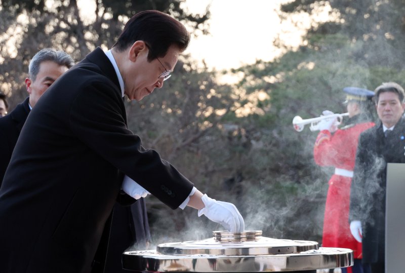 이재명 대통령이 새해 첫 날인 1일 서울 동작구 국립서울현충원에서 현충탑에 분향을 하고 있다. (청와대통신사진기자단) 2026.1.1/뉴스1 ⓒ News1 이재명 기자