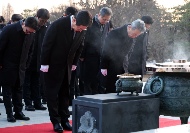 이재명 대통령이 새해 첫 날인 1일 서울 동작구 국립서울현충원에서 현충탑에 참배하고 있다. (청와대통신사진기자단) 2026.1.1/뉴스1 ⓒ News1 이재명 기자