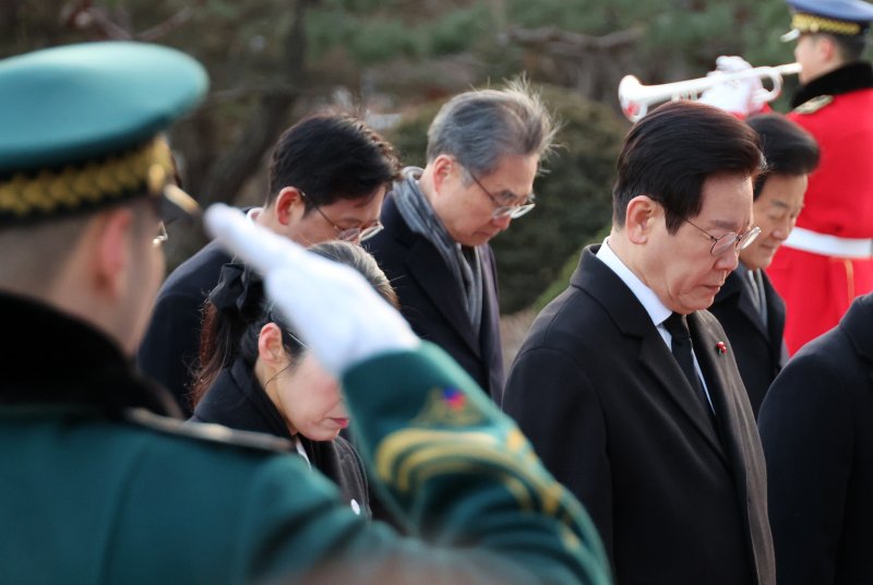 이재명 대통령이 새해 첫 날인 1일 서울 동작구 국립서울현충원에서 현충탑에 참배하고 있다. (청와대통신사진기자단) 2026.1.1/뉴스1 ⓒ News1 이재명 기자