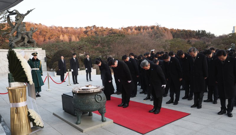 이재명 대통령이 새해 첫 날인 1일 서울 동작구 국립서울현충원에서 현충탑에 참배하고 있다. (청와대통신사진기자단) 2026.1.1/뉴스1 ⓒ News1 이재명 기자