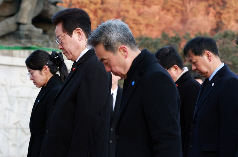 이재명 대통령이 새해 첫 날인 1일 서울 동작구 국립서울현충원에서 현충탑에 참배하고 있다. (청와대통신사진기자단) 2026.1.1/뉴스1 ⓒ News1 이재명 기자