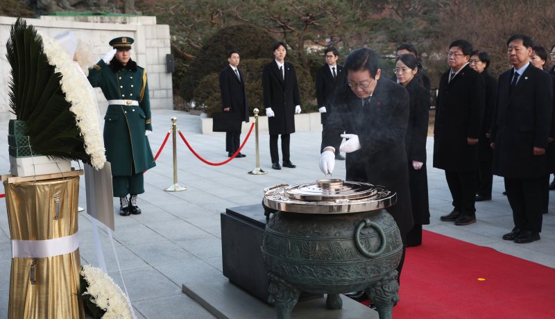 이재명 대통령이 새해 첫 날인 1일 서울 동작구 국립서울현충원에서 현충탑에 분향하고 있다. (청와대통신사진기자단) 2026.1.1/뉴스1 ⓒ News1 이재명 기자