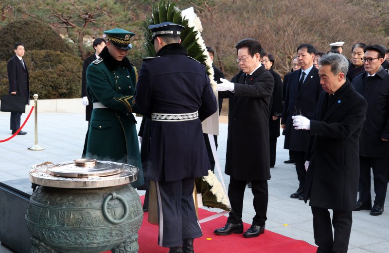 이재명 대통령이 새해 첫 날인 1일 서울 동작구 국립서울현충원에서 현충탑에 헌화하고 있다. (청와대통신사진기자단) 2026.1.1/뉴스1 ⓒ News1 이재명 기자