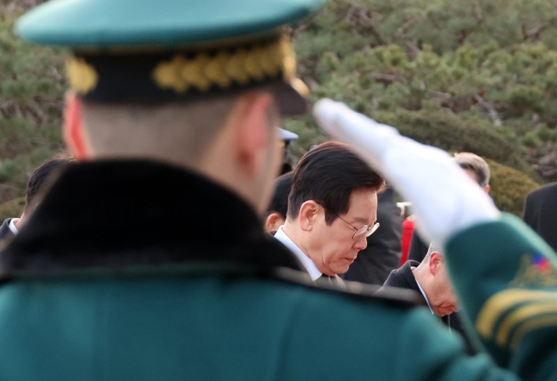 이재명 대통령이 새해 첫 날인 1일 서울 동작구 국립서울현충원에서 현충탑에 참배하고 있다. (청와대통신사진기자단) 2026.1.1/뉴스1 ⓒ News1 이재명 기자