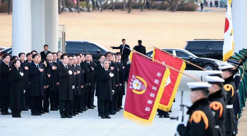 이재명 대통령이 새해 첫 날인 1일 서울 동작구 국립서울현충원에서 참배하기 위해 현충탑으로 향하던 중 국민의례를 하고 있다. (청와대통신사진기자단) 2026.1.1/뉴스1 ⓒ News1 이재명 기자