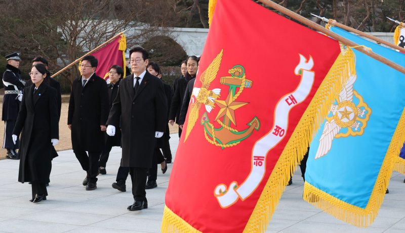 이재명 대통령이 새해 첫 날인 1일 서울 동작구 국립서울현충원에서 참배하기 위해 현충탑으로 향하고 있다. (청와대통신사진기자단) 2026.1.1/뉴스1 ⓒ News1 이재명 기자