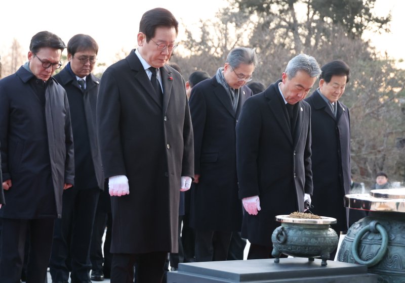 이재명 대통령이 새해 첫 날인 1일 서울 동작구 국립서울현충원에서 현충탑에 참배하고 있다. (청와대통신사진기자단) 2026.1.1/뉴스1 ⓒ News1 이재명 기자