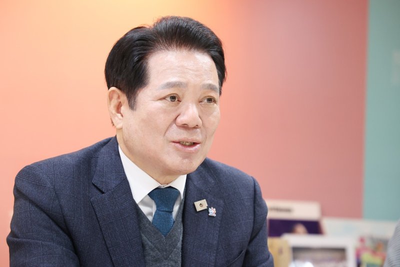 최대호 안양시장, 지방선거 여론조사에서 40% '1위'...후보군 중 유일 '두자릿수'