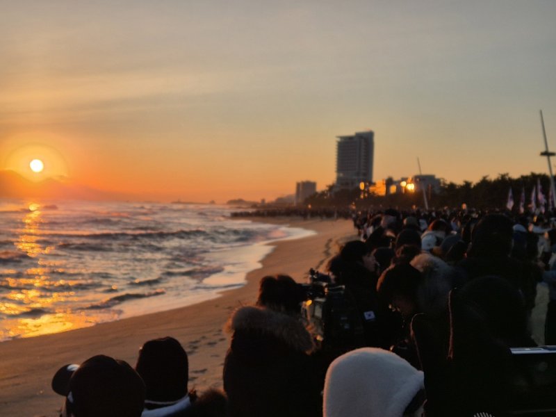 2026년 병오년(丙午年) 새해 첫날인 1일 강원 강릉시 경포해변에서 해가 수평선 위로 떠오르자 시민과 관광객들이 스마트폰으로 장관을 담고 있다. 2026.1.1/뉴스1 ⓒ News1 윤왕근 기자