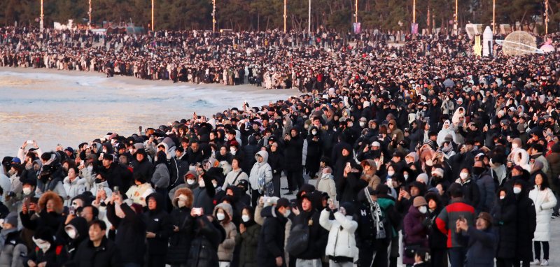 2026년 병오년(丙午年) 새해 첫날인 1일 오전 부산 해운대해수욕장에서 시민들이 새해 첫 해돋이를 감상하고 있다. 2026.1.1/뉴스1 ⓒ News1 윤일지 기자