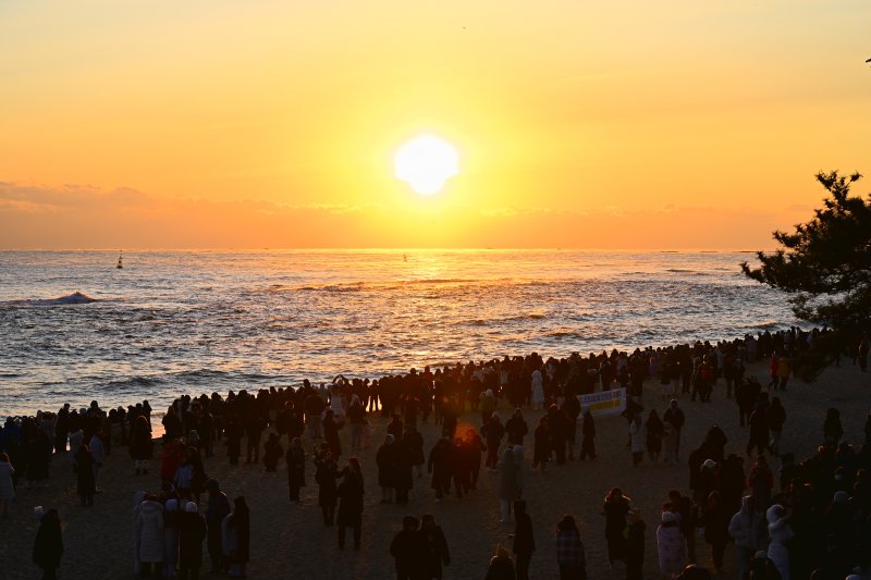 2026년 병오년(丙午年) 새해 첫날인 1일 강원 속초시 속초해변에 올해 첫 해가 떠오르고 있다.(속초시 제공, 재판매 및 DB 금지) 2026.1.1/뉴스1 ⓒ News1 윤왕근 기자