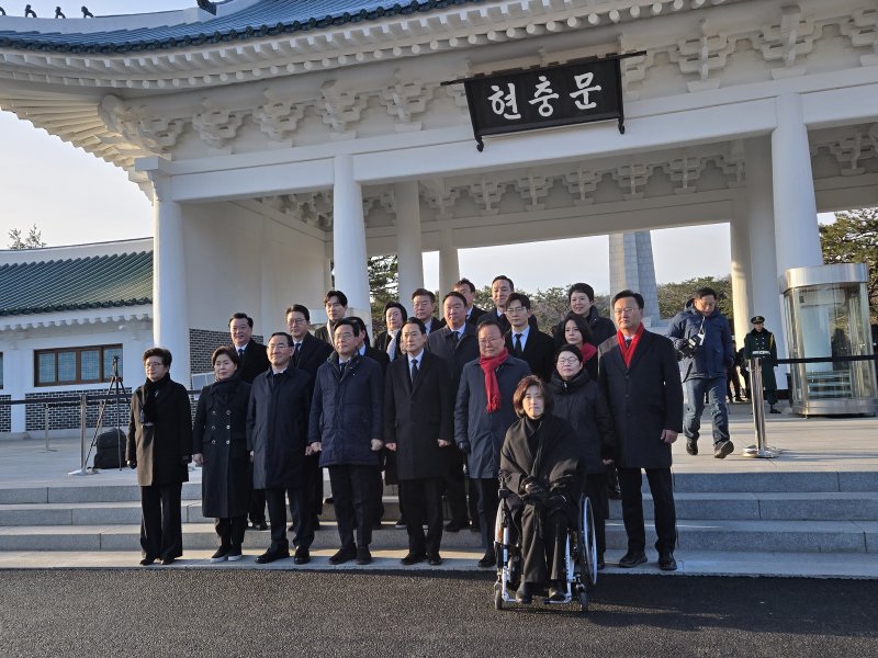 국민의힘 지도부가 1일 현충원 참배를 마친 뒤 기념사진을 촬영하고 있는 모습 2026.1.1/뉴스1 ⓒ News1 손승환 기자