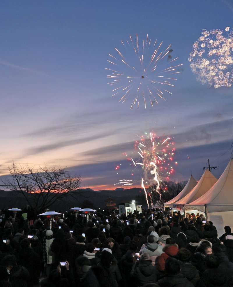 1일 전북 임실군에 소재한 국사봉에서 해맞이 행사가 열리고 있다. 임실군은 해맞이에 앞서 불꽃놀이를 펼치고 있다.(임실군제공. 재판매 및 DB금지)2026.1.1/뉴스1 ⓒ News1 김동규 기자